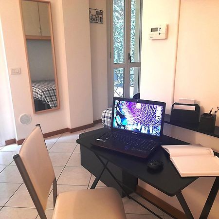 Private Garden & Garage - Self Check-In & Remote Access Apartment Como Exterior photo