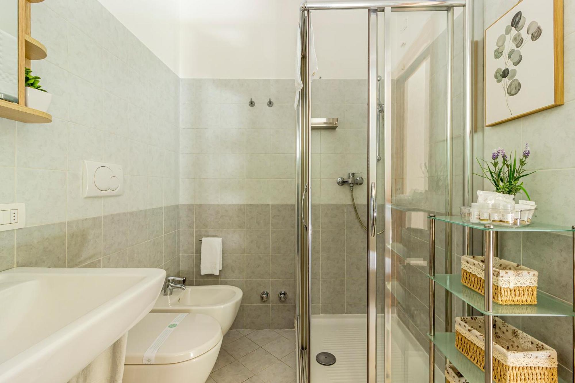 Private Garden & Garage - Self Check-In & Remote Access Apartment Como Exterior photo